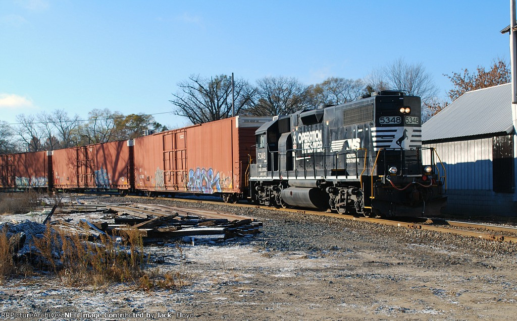 NS 5348 leads B70 around the wye at Milan